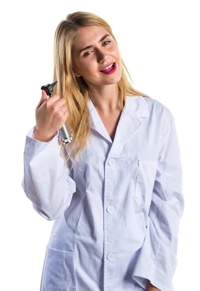 Läkare kvinna med otoskop — Stockfoto