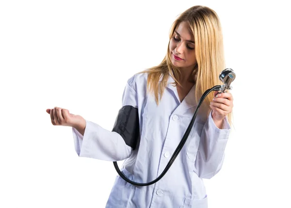 Mujer doctora con monitor de presión arterial — Foto de Stock