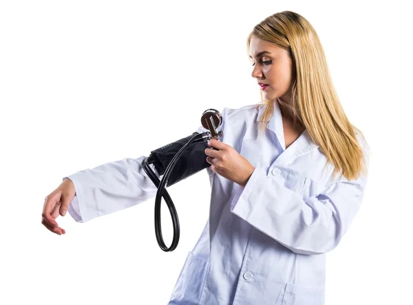 Läkare kvinna med blodtrycksmätare — Stockfoto