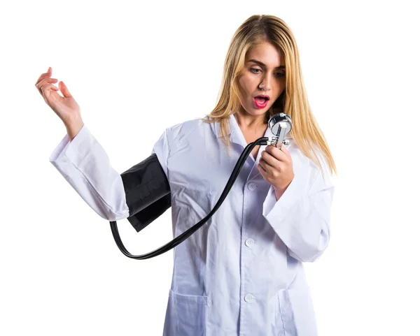 Doktor nő, vérnyomásmérő — Stock Fotó
