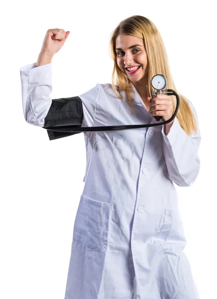 Mujer doctora con monitor de presión arterial — Foto de Stock