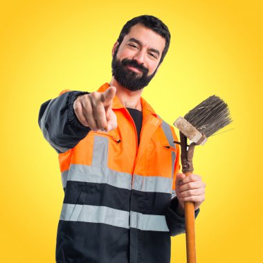 Çöp Adam önüne işaret