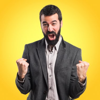 Sakallı esmer spanic adam