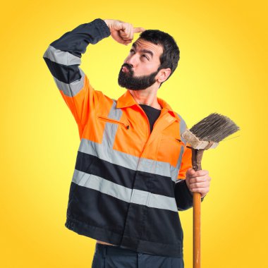 Sakallı esmer spanic adam