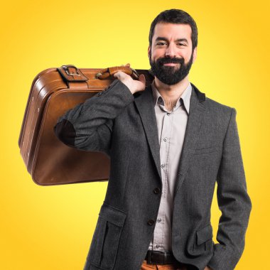 Elinde evrak çantası olan bir adam.