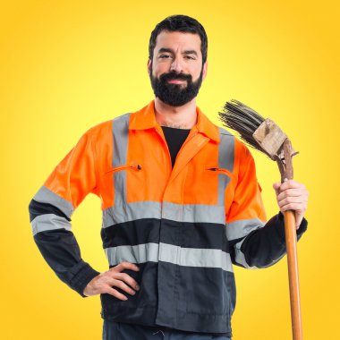 Sakallı esmer spanic adam