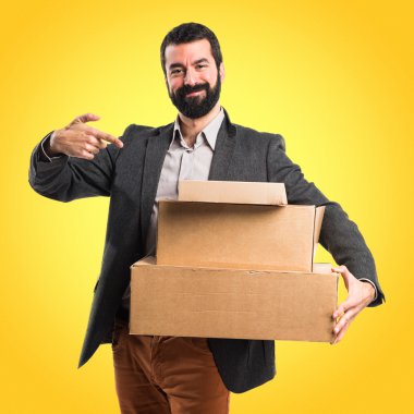 Sakallı esmer spanic adam