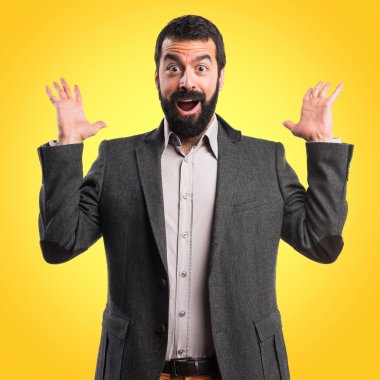 Adam sürpriz jest yapıyor.