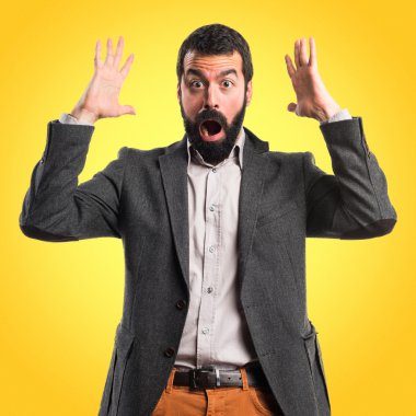 Adam sürpriz jest yapıyor.