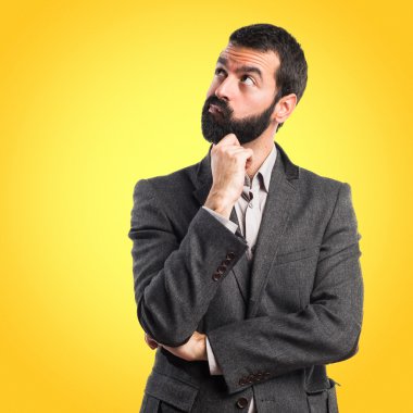 Sakallı esmer spanic adam