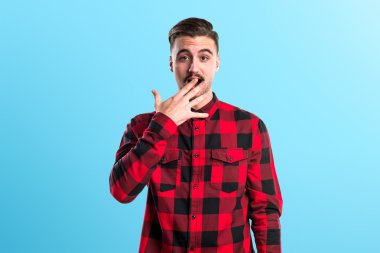 Sürpriz bir jest yapan yakışıklı erkek