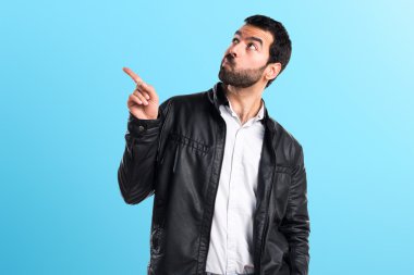 Erkek deri ceket düşünce ile