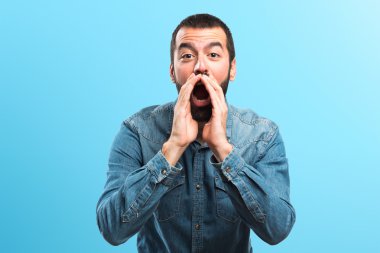 Sakallı esmer spanic adam