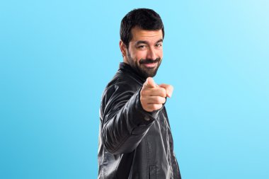 Adam önüne işaret deri ceket ile