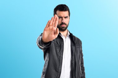 Erkek deri ceket dur işareti yapma ile