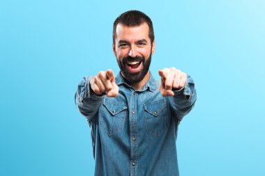 Öne doğru işaret eden adam