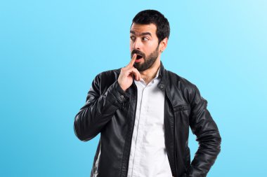 Erkek deri ceket sürpriz jest yapıyor ile