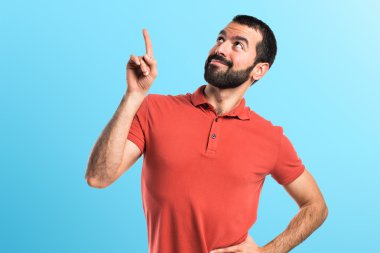 yakışıklı adam yukarı dönük