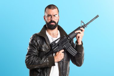 Bir tüfek tutarak pezevenk adam