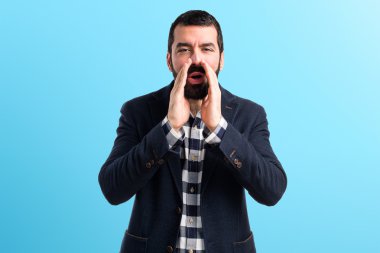 Sakallı esmer spanic adam