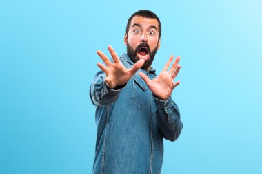 Adam sürpriz jest yapıyor.