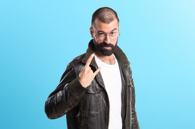 Erkek deri ceket boynuz jest yapma ile