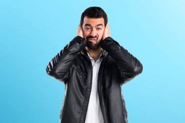 Deri ceket kulakları kapsayan adamla