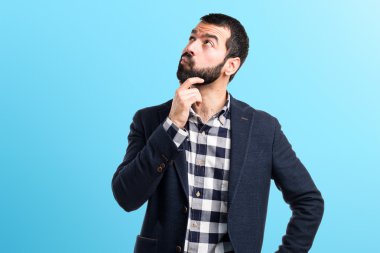 Sakallı esmer spanic adam