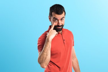 Yakışıklı adam bir şey sunmak