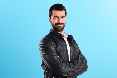 Erkek deri ceket kolları ile geçti