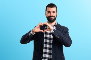 Elleriyle kalp yapan adam