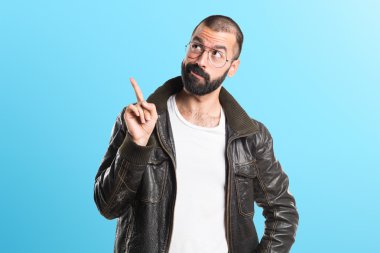 Bir deri ceket düşünme giyen adam