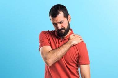 Omuz ağrısı ile yakışıklı adam