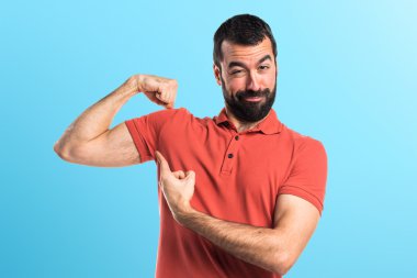 Yakışıklı adam güçlü bir jest yapma