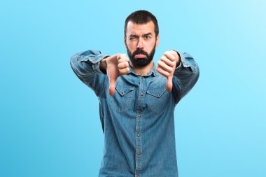 Kötü sinyal yapan erkek