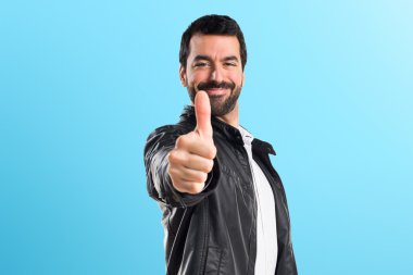 Deri ceket başparmak ile olan adam