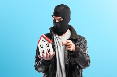 Küçük bir ev tutarak soyguncu