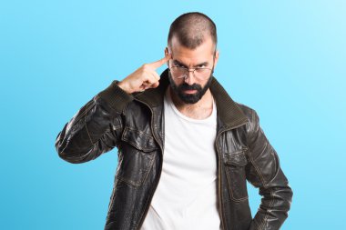 Bir deri ceket düşünme giyen adam