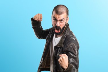 Bir yumruk vererek pezevenk adam