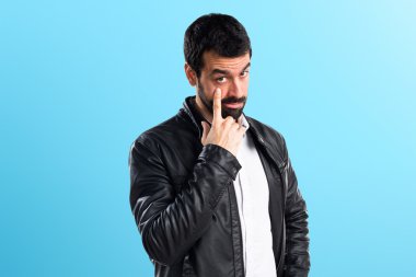 Adamla bir şeyler gösteriyor deri ceket