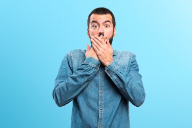 Adam sürpriz jest yapıyor.