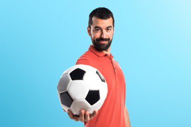 Yakışıklı adam bir futbol topu tutan