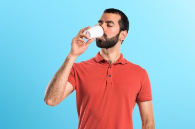 Yakışıklı adam kahve içiyor.