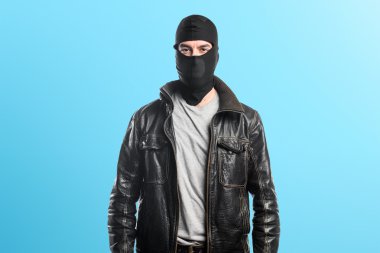 Bir deri ceket giyen hırsız 