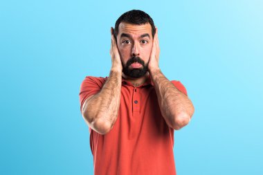 yakışıklı bir adam kulaklarını kapsayan