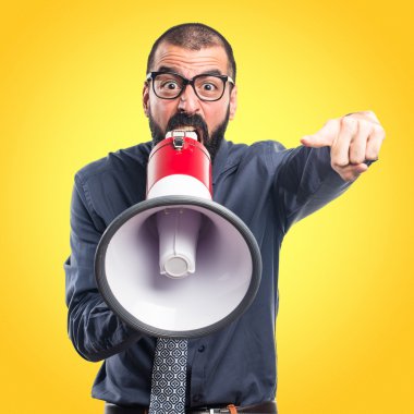 Megafon tarafından bağıran adam