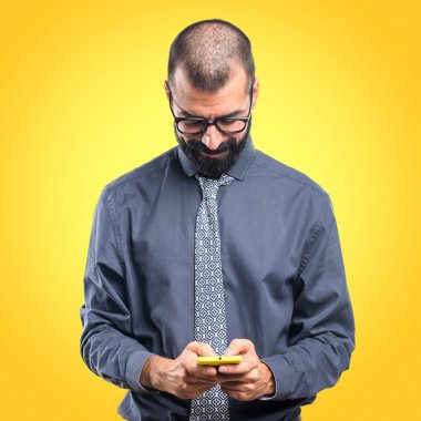 İçin mobil konuşan adam