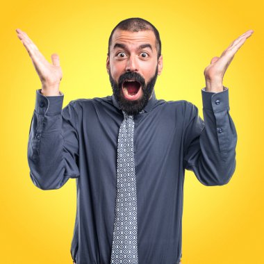 Adam sürpriz jest yapıyor.