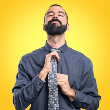 Sakallı esmer spanic adam