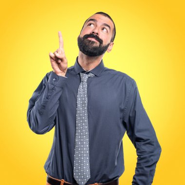 Sakallı esmer spanic adam